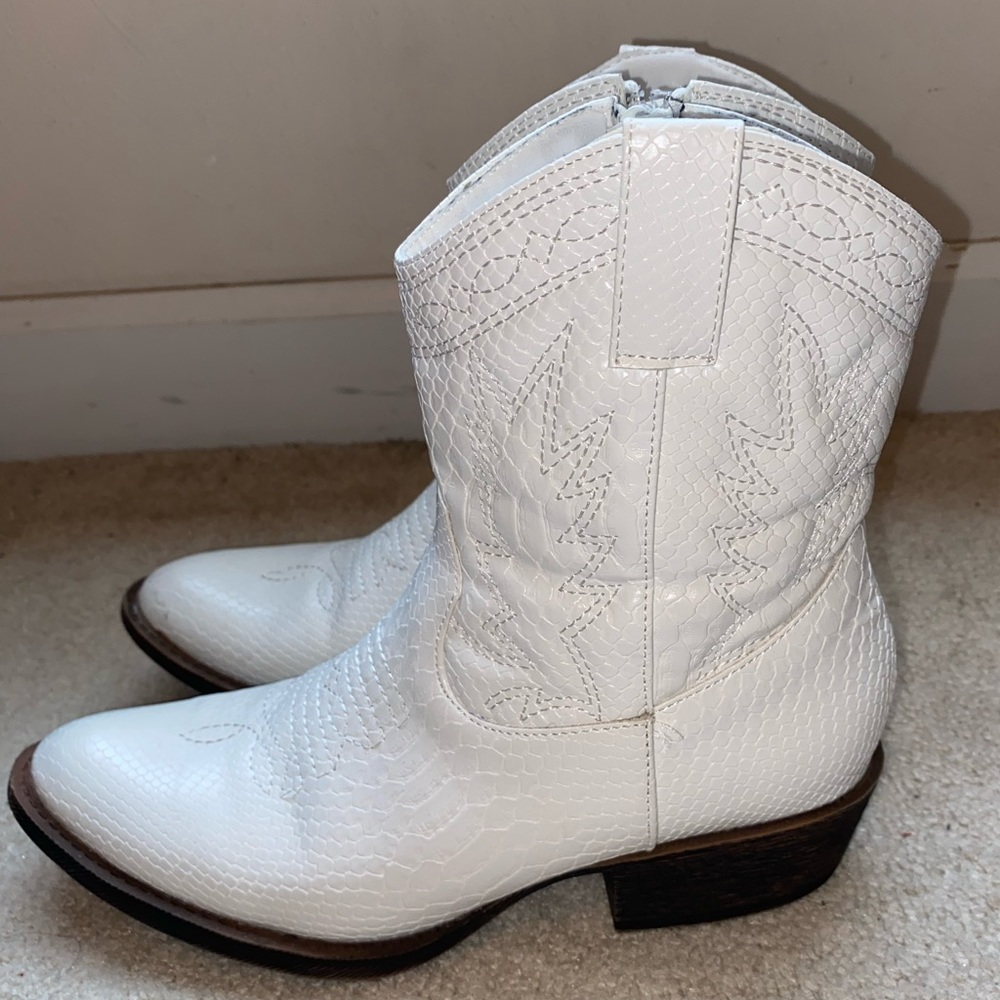 White leather round toe cowgirl booties
